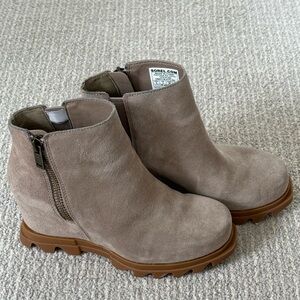 Sorel suede booties size 5